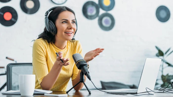 Woman speaking in front of a USB microphone